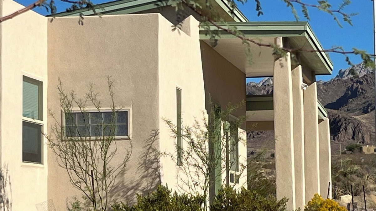 Mesilla Park House | Modern guesthouse on 11.5 amazing desert view acres.