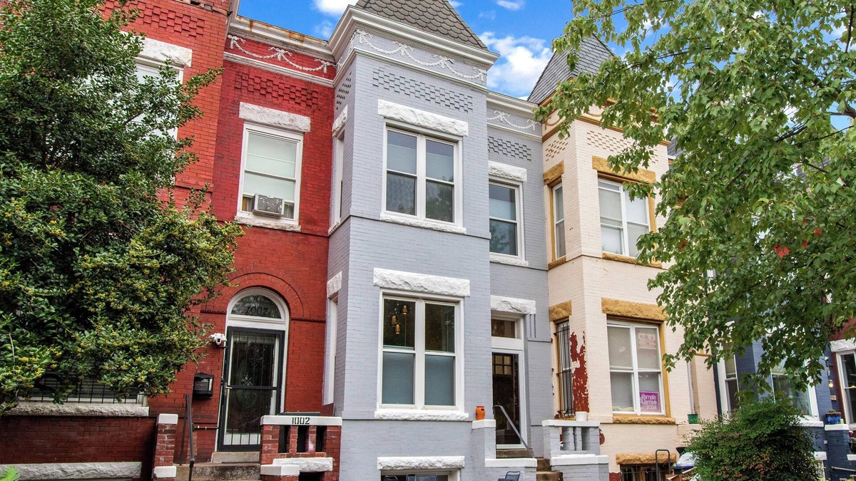 H Street Corridor Bed & Breakfast | Modern Haven: 3-BR/2.5 BA Paris-Themed Home in Wonderful DC: Wifi and A/C