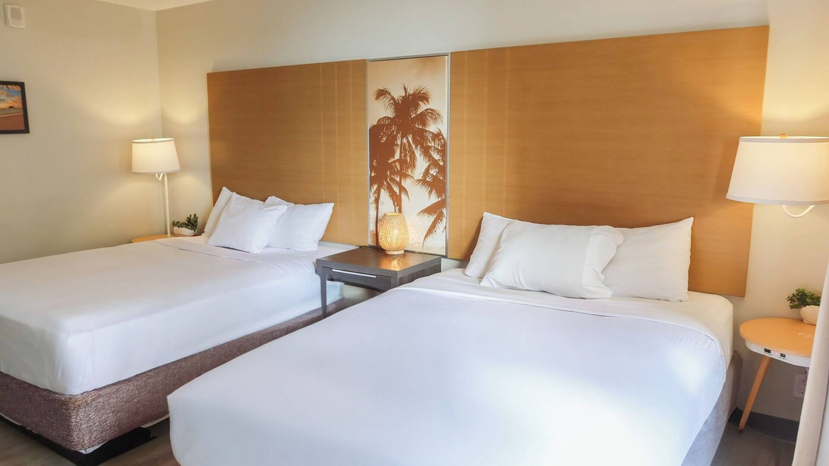 Waikiki Hotel | Modern Hawaiian Waikiki Studio - 2 Queen Beds - 5 min from beach