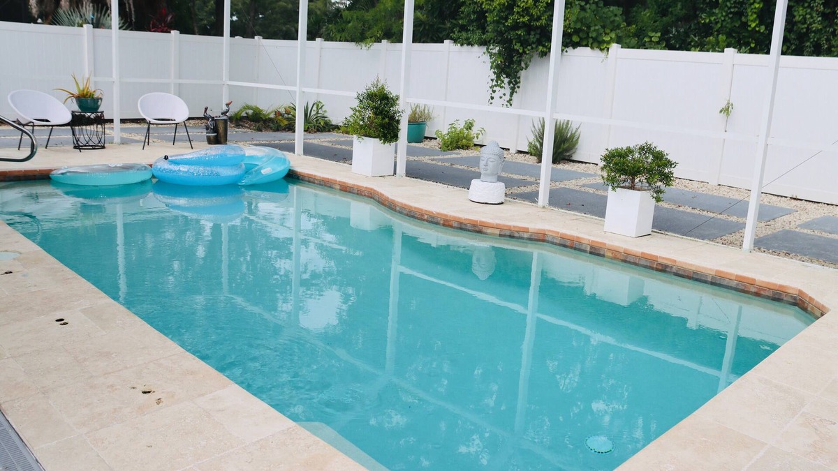Lake Magdalene House | Modern Heater pool house tampa. Close to the park and zoo