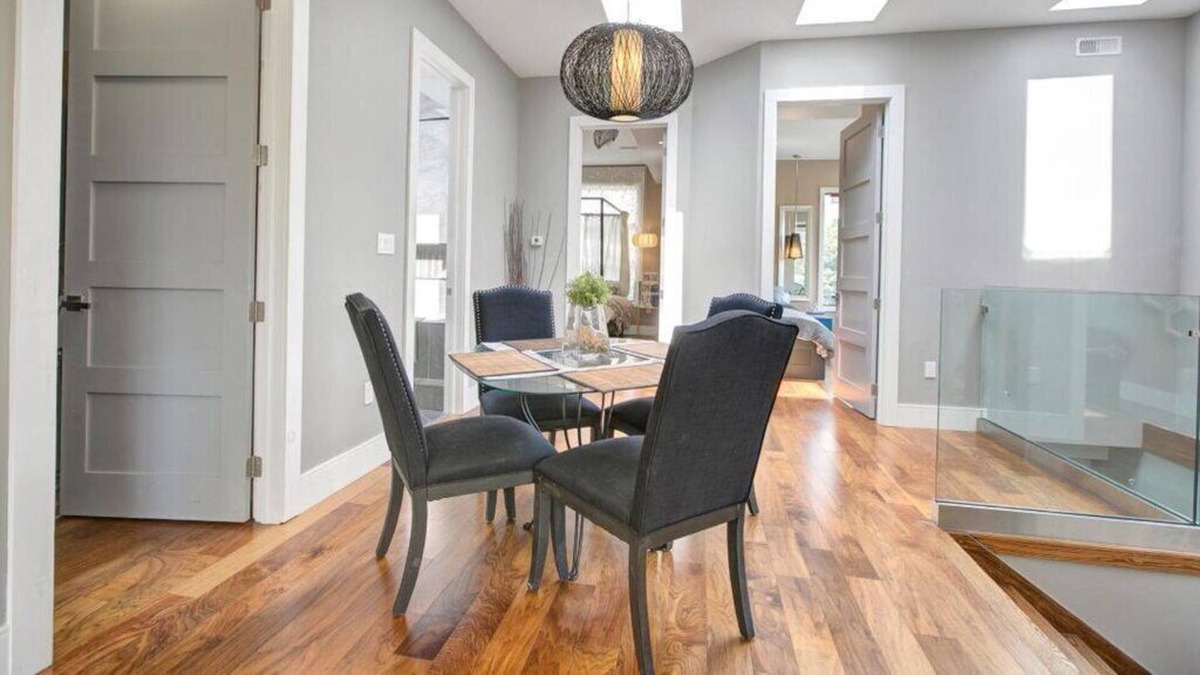 East York House | Modern, high-end home, LOTs of natural lighting - 10 Min to Downtown!
