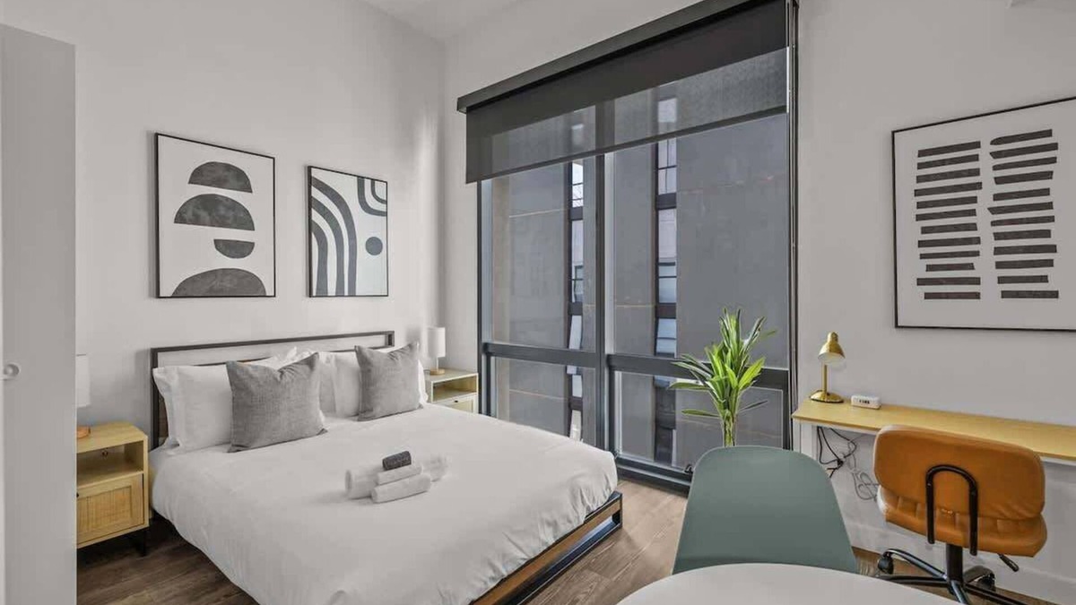 Garfield Apartment | Modern Highrise STU w/Sky Pool, Parking, Gym 09