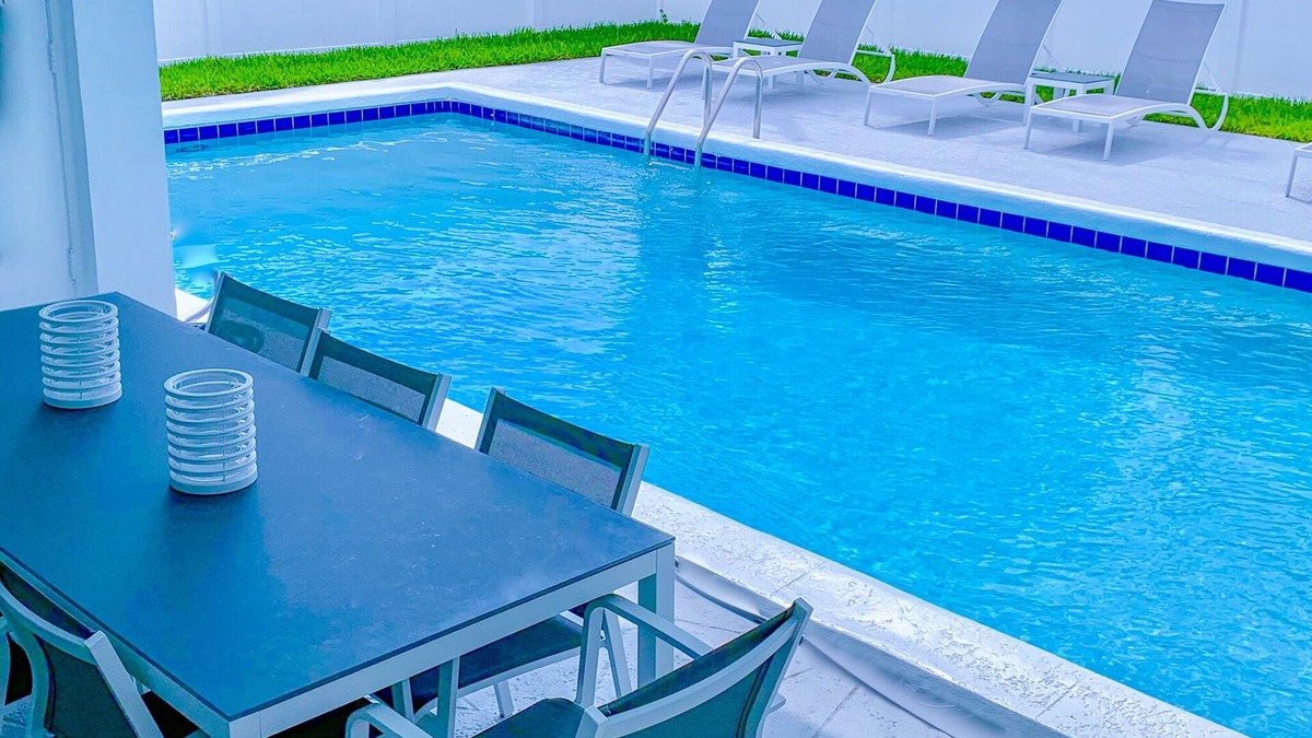 East Fort Lauderdale House | MODERN HOME, WALK TO BEACH PLUS 40 RESTAURANTS