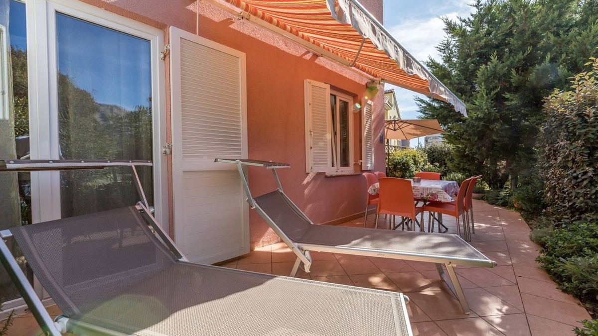Baska Apartment | Modern holiday flat with garden, deckchair, WiFi, air conditioning