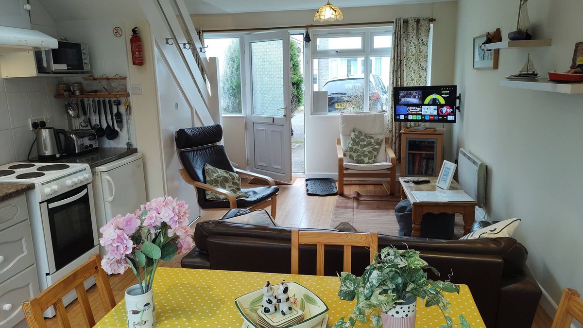 Freshwater East Ski Chalet | Modern holiday home in quiet location near Freshwater East beach