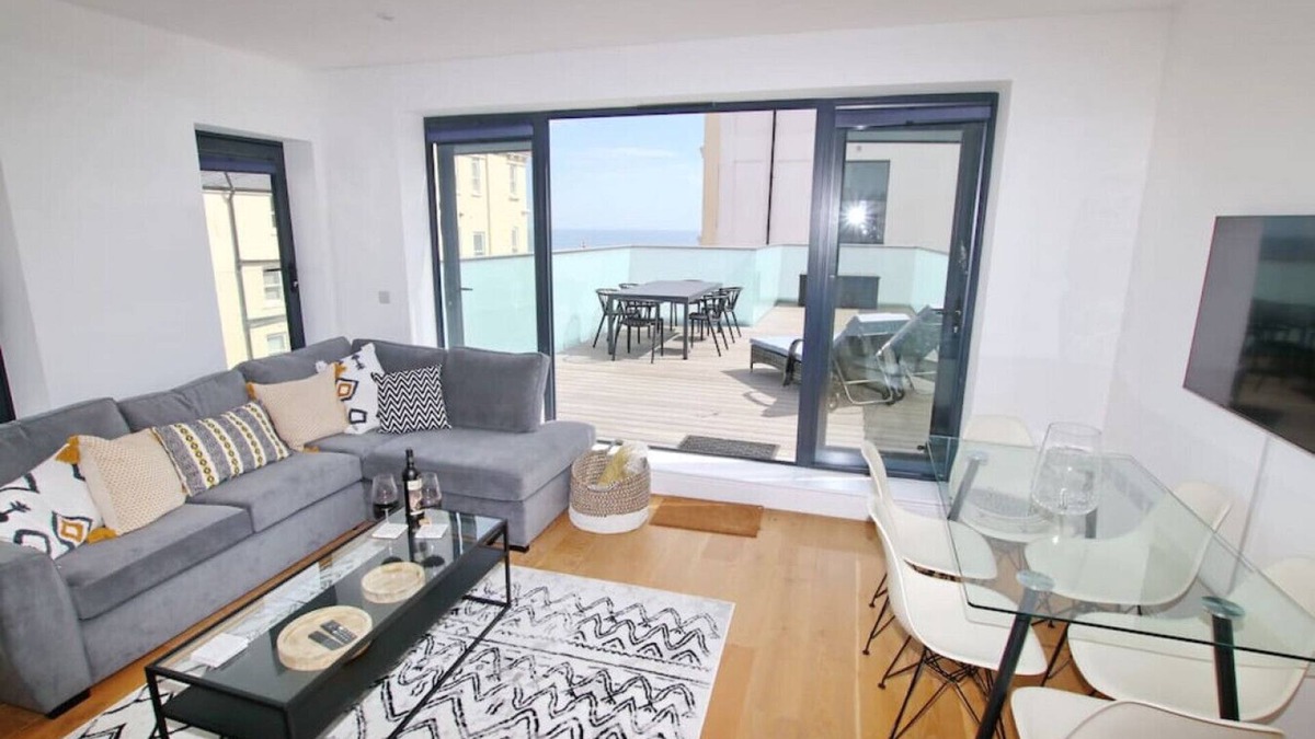 Worthing House | Modern holiday home in Worthing with sea view