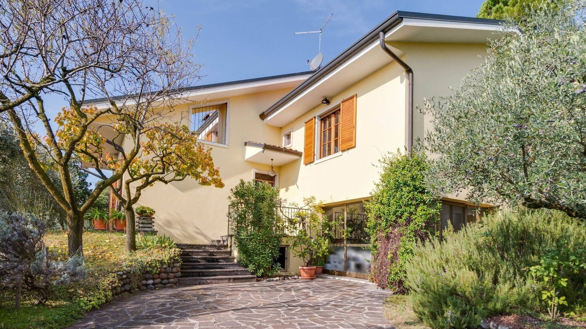 Costermano House | Modern Holiday Home in Marciaga with Garden