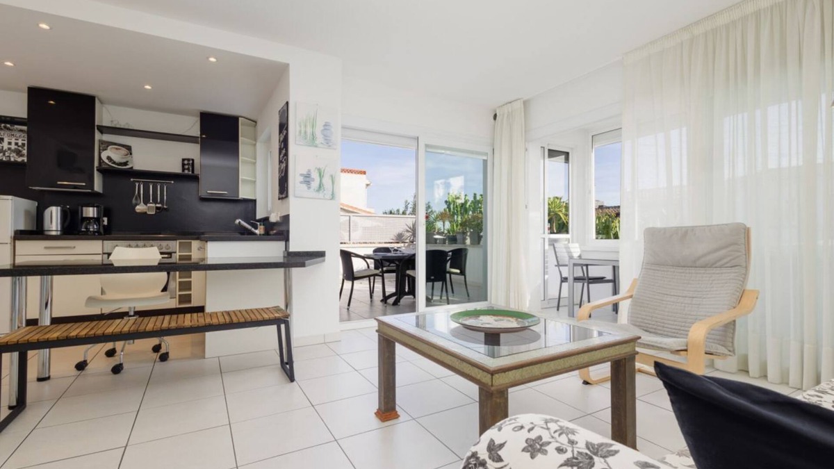 Urbanizacion Costabella Apartment | Modern holiday home with private garden in Costabella, Marbella