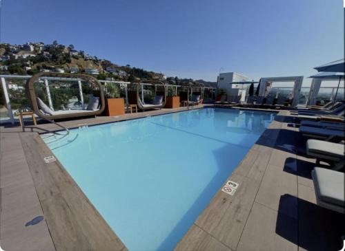 Hollywood Apartment | Modern Hollywood Apt Rooftop Pool & Skyline Views