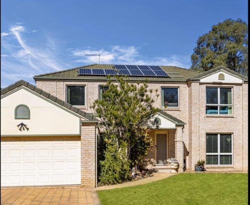 North Booval House | Modern Home - 10 Guests - 5 Bedrooms and Pool