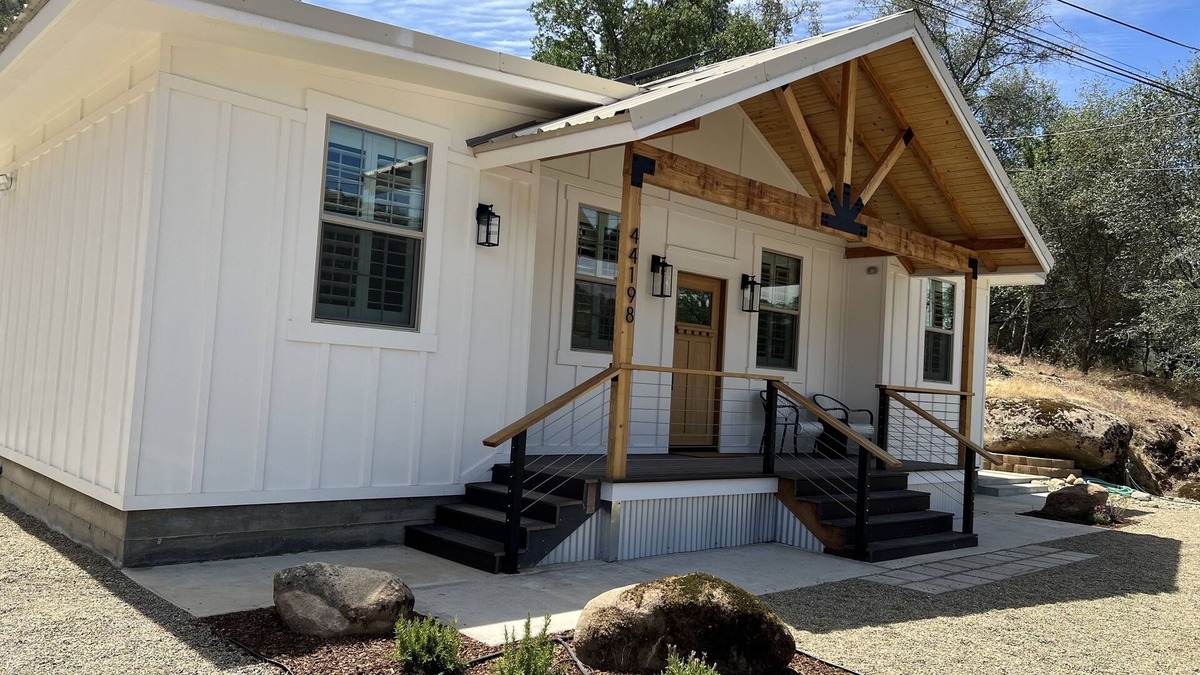 Three Rivers House | Modern Home, 2 miles from Sequoia Park’s Entrance and 10 mi. from Mineral King.