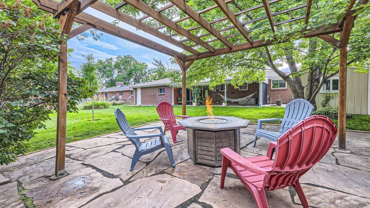 Arvada House | Modern home 4BR/2BAW/Arcade, Ping-Pong&Foosball. Close to Denver and Boulder.