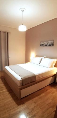 Ampelokipoi Apartment | Modern home, 6' from the Metro