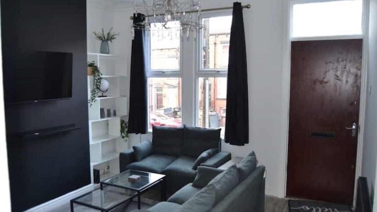 Chapeltown House | Modern Home away from Homenn