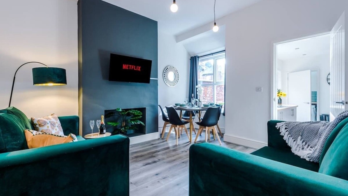 Crewe House | Modern home, ideal for business & groups, sleeps 7