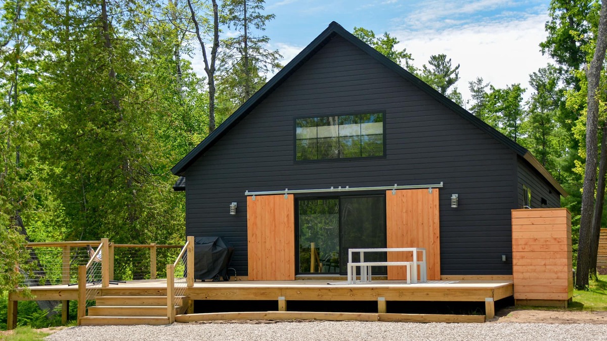 Glen Arbor Cabin | Modern home in Glen Arbor. Steam shower. Walk to lake. Air conditioning.