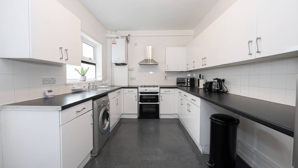Old Trafford House | Modern home in the heart of Stretford, with WIFI and streaming services