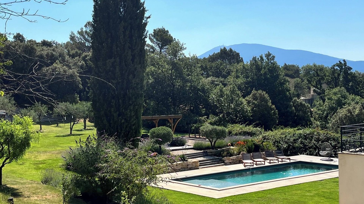 Vaison-la-Romaine House | Modern home located in valley surrounded by great vines