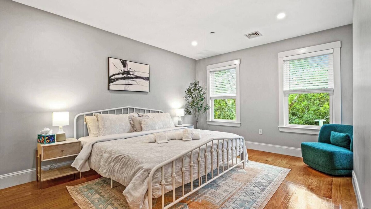 Dorchester Apartment | Modern home-like 3BR2BA Retreat/Minutes to T