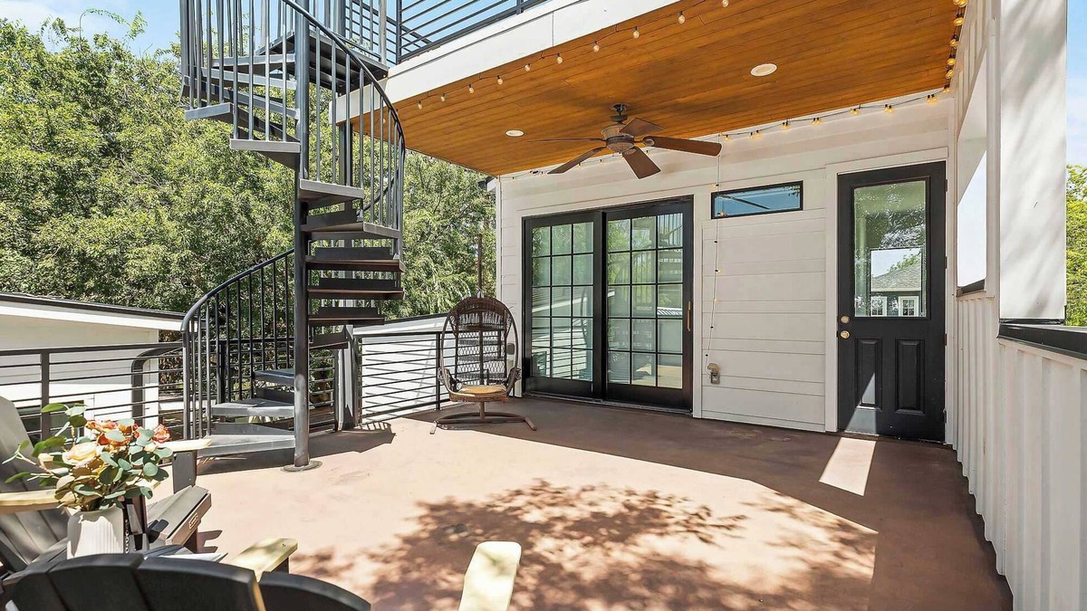 Chestnut House | Modern Home Mins to DT ATX & UT | Balcony | ACL