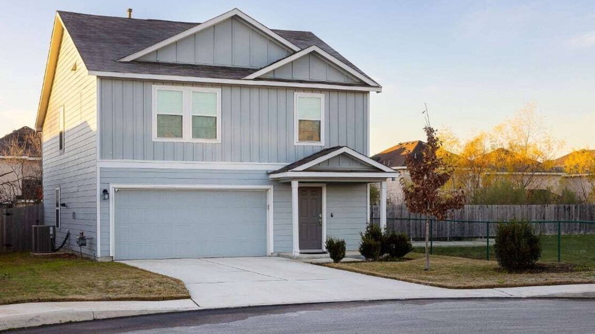 Babcock North House | Modern home near Six flags and Medical center