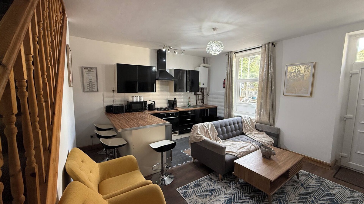 Bradford House | Modern Home Sleeps 7 Contractor/Families & Students Welcome.