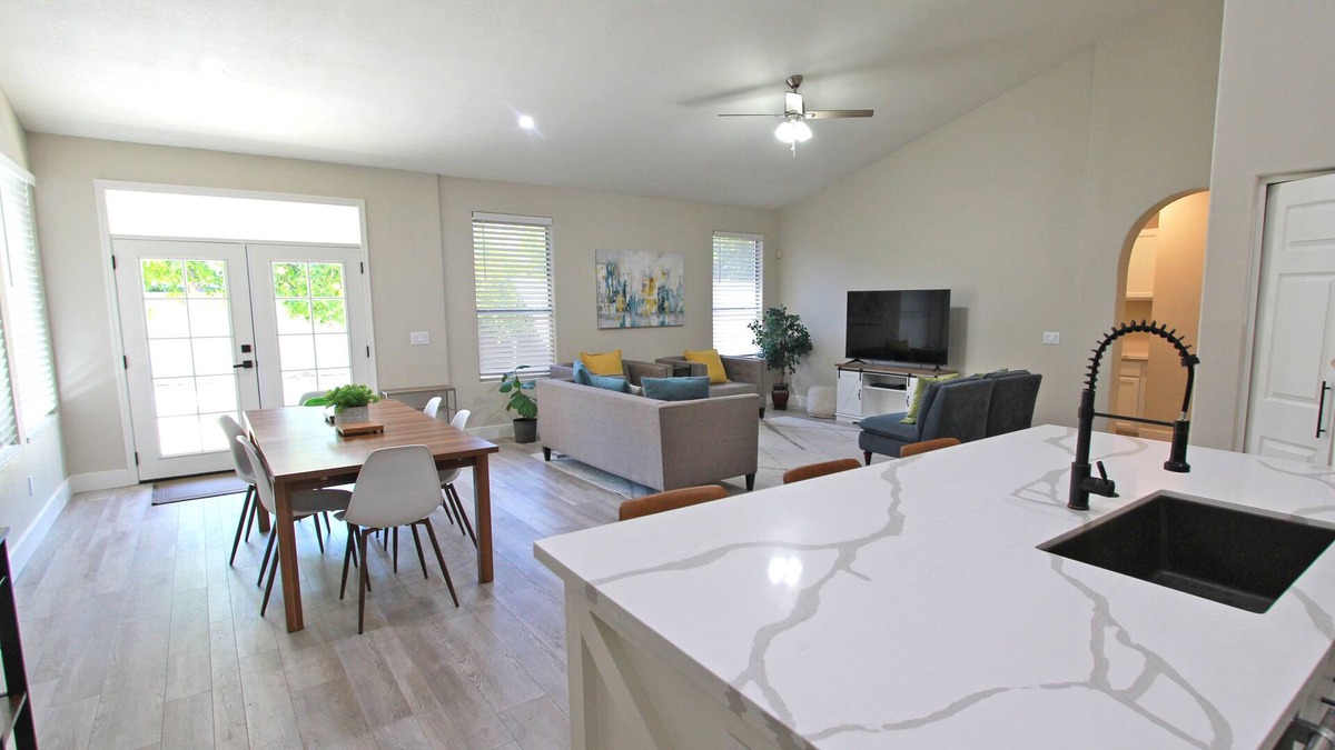 Val Vista Lakes House | Modern Home Sweet Haven | Coffee Bar + Game Room