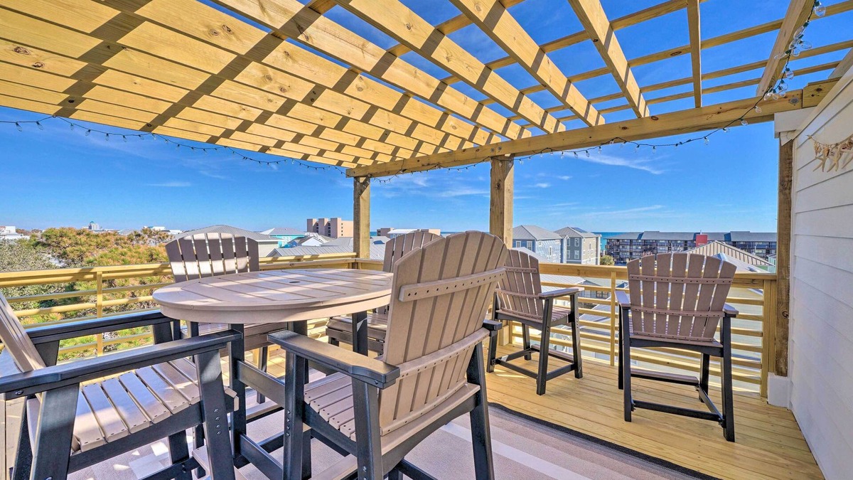 Wilmington Beach House | Modern Home w/Rooftop Deck, Walk to Beach!