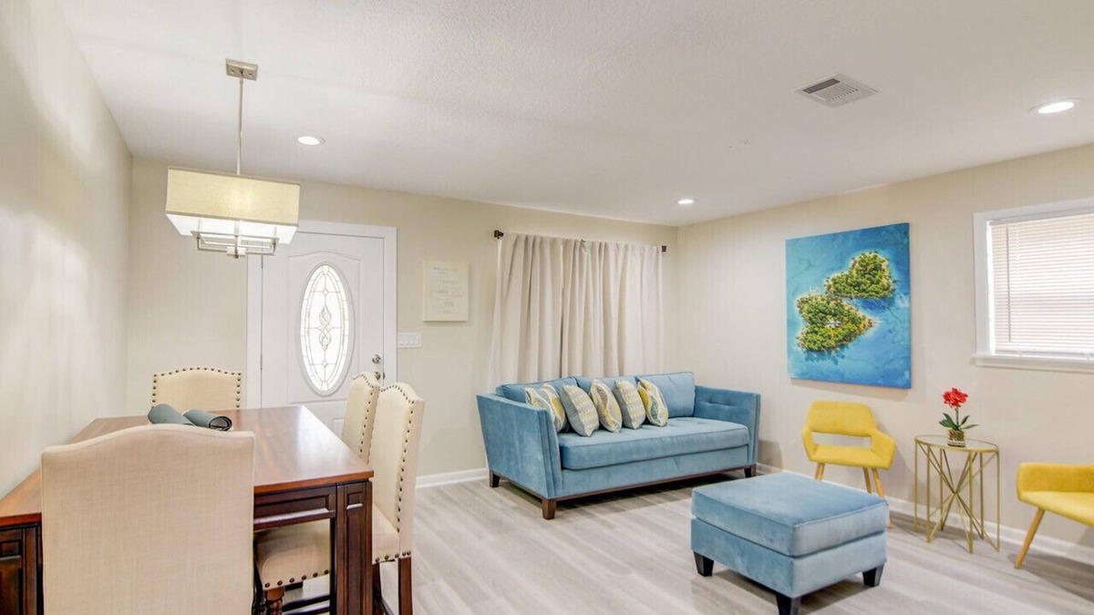 Hattiesburg House | Modern home with 5 bedrooms 2.5 bathroom and 2 full kitchens.