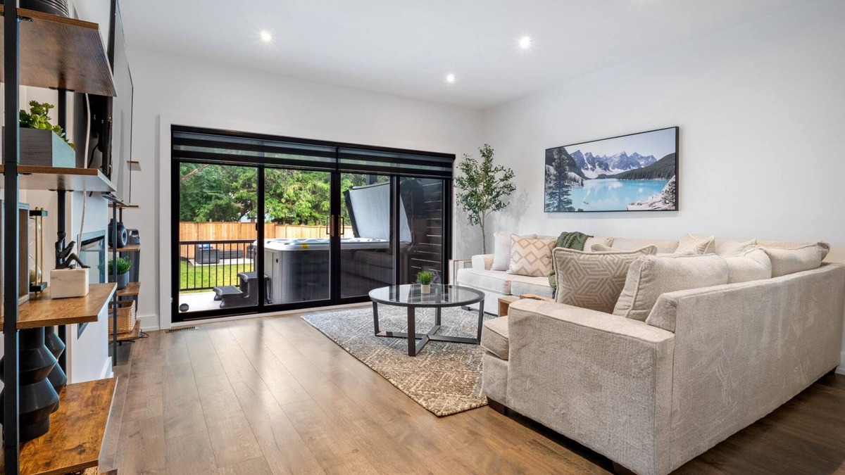 Niagara Falls House | Modern home with Hot-tub, Centrally located in Niagara Falls