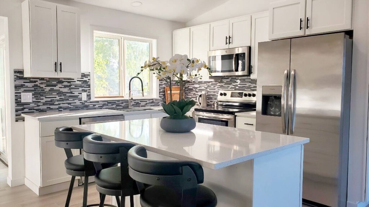 East Central House | Modern Home with Game Room, Private Yard, Panoramic Views, 5B Sleeps 8+