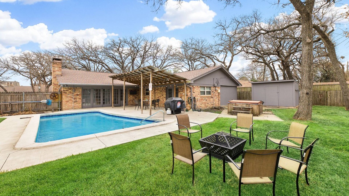 Irving House | Modern home with swimming pool