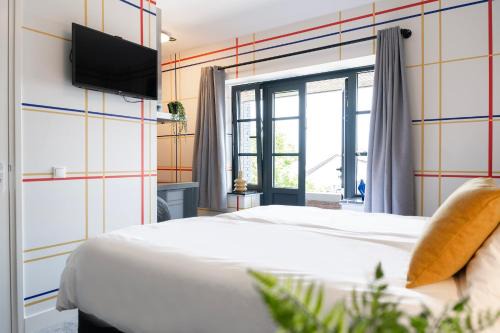 Centrum Apartment | Modern Hotel Central Tilburg, Balcony & Kitchen