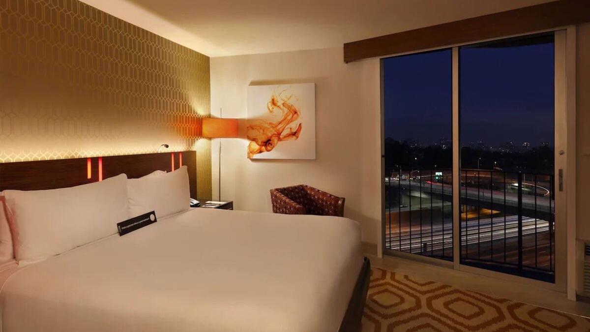 Los Angeles Hotel | Modern Hotel w/Quirky Design, Rooftop Dining, and Stunning LA Skyline Views