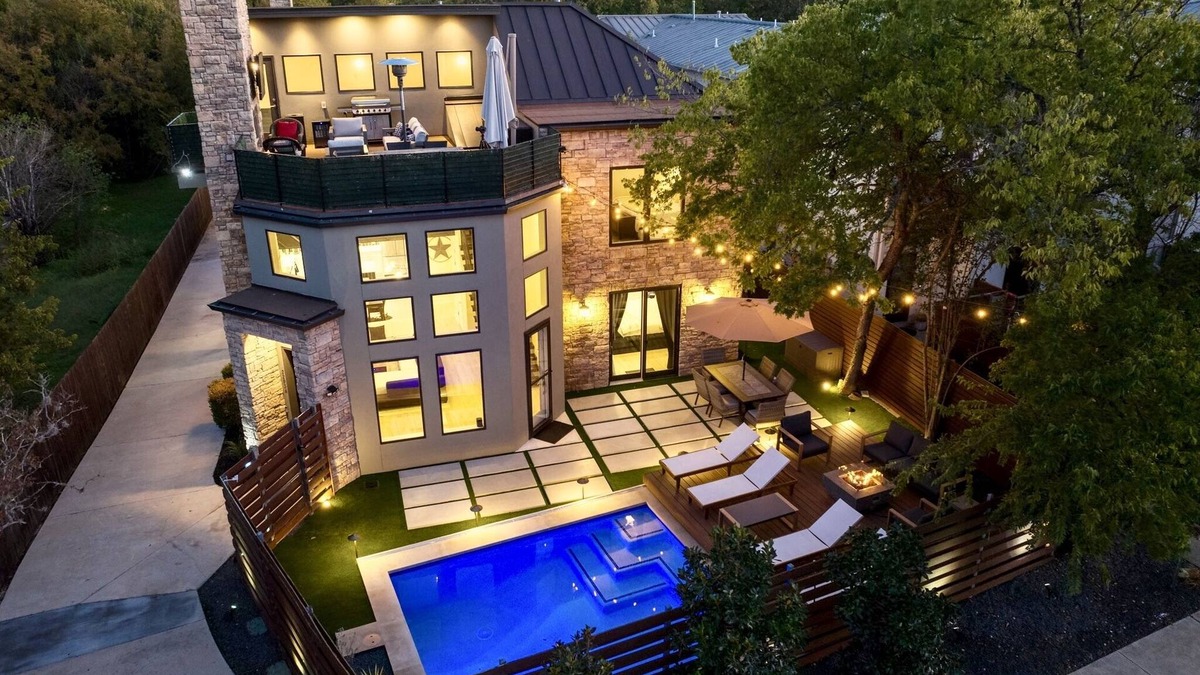 Galindo House | Modern House 5 min from DT with Pool l Gym l Rooftop with DT View