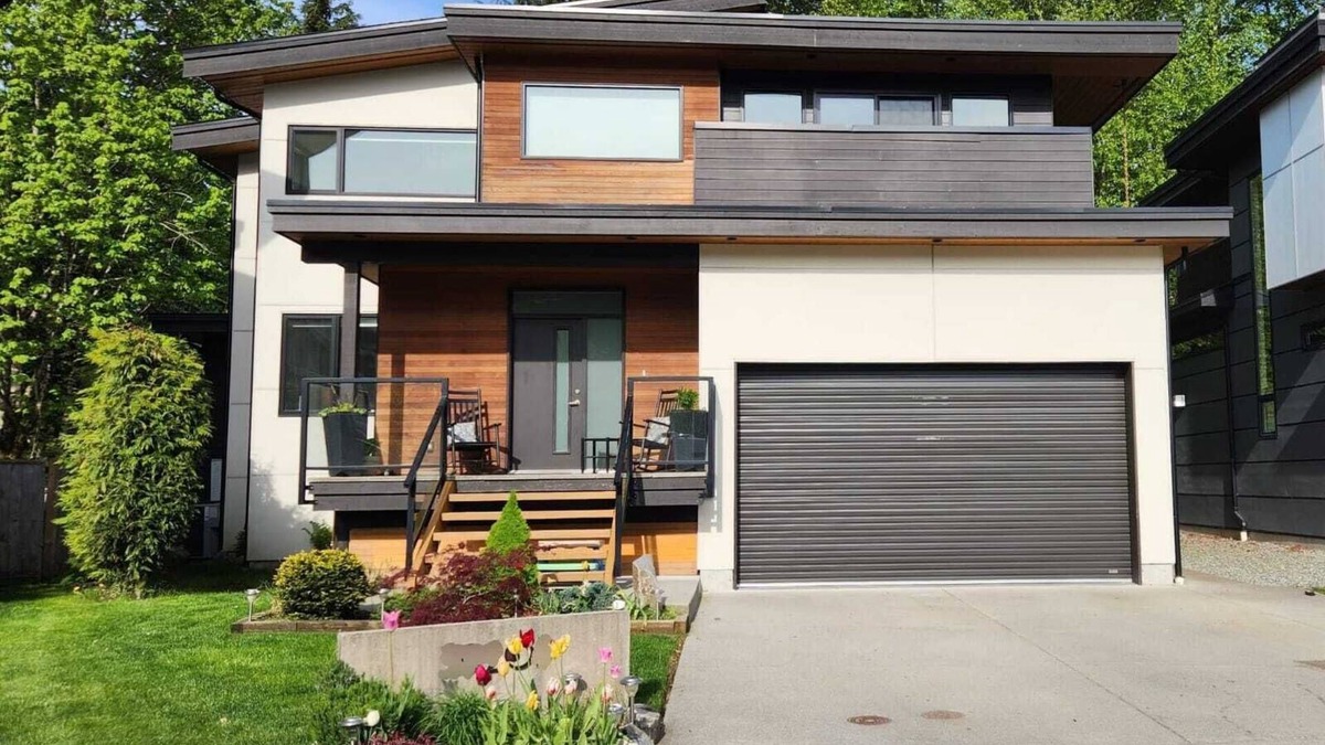 Squamish House | Modern House, Amazing Location: 4BR, Sleeps 8, A/C, King + Queen Beds, Bike