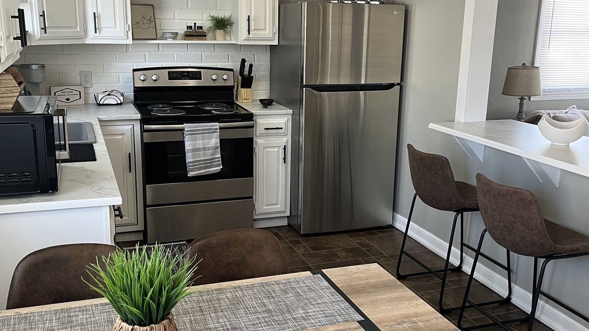 Cuyahoga Falls House | Modern House for Traveling Professionals!