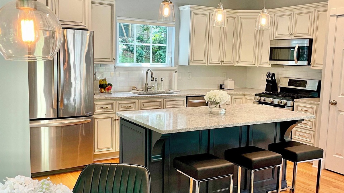 Clifton House | Modern House in Clifton Gaslight - 3 BR 3BA with Walkable Shops and Restaurants