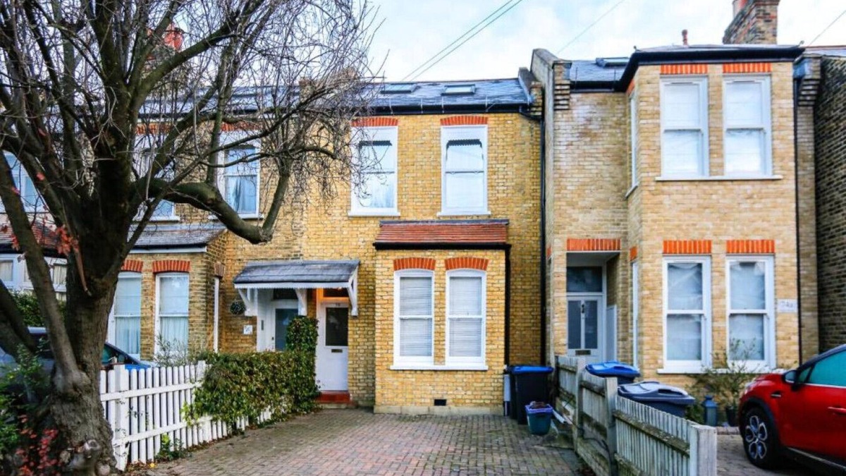 Wimbledon House | Modern House in West Wimbledon with office and parking