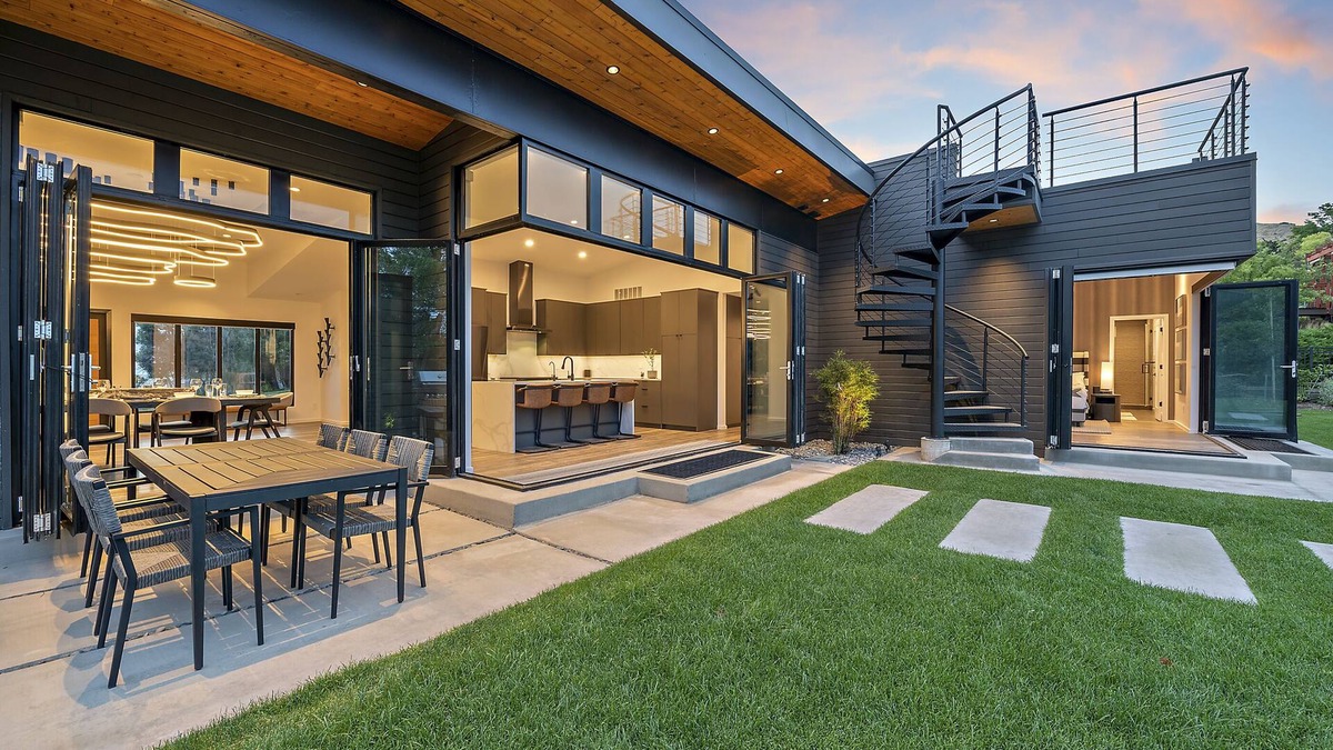 Greater Avenues House | Modern House with Pool Overlooking City