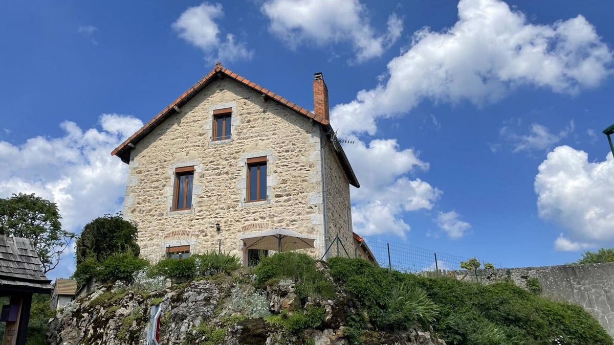 La Chabanne Cottage | Modern House with Bourbonnais Mountain View