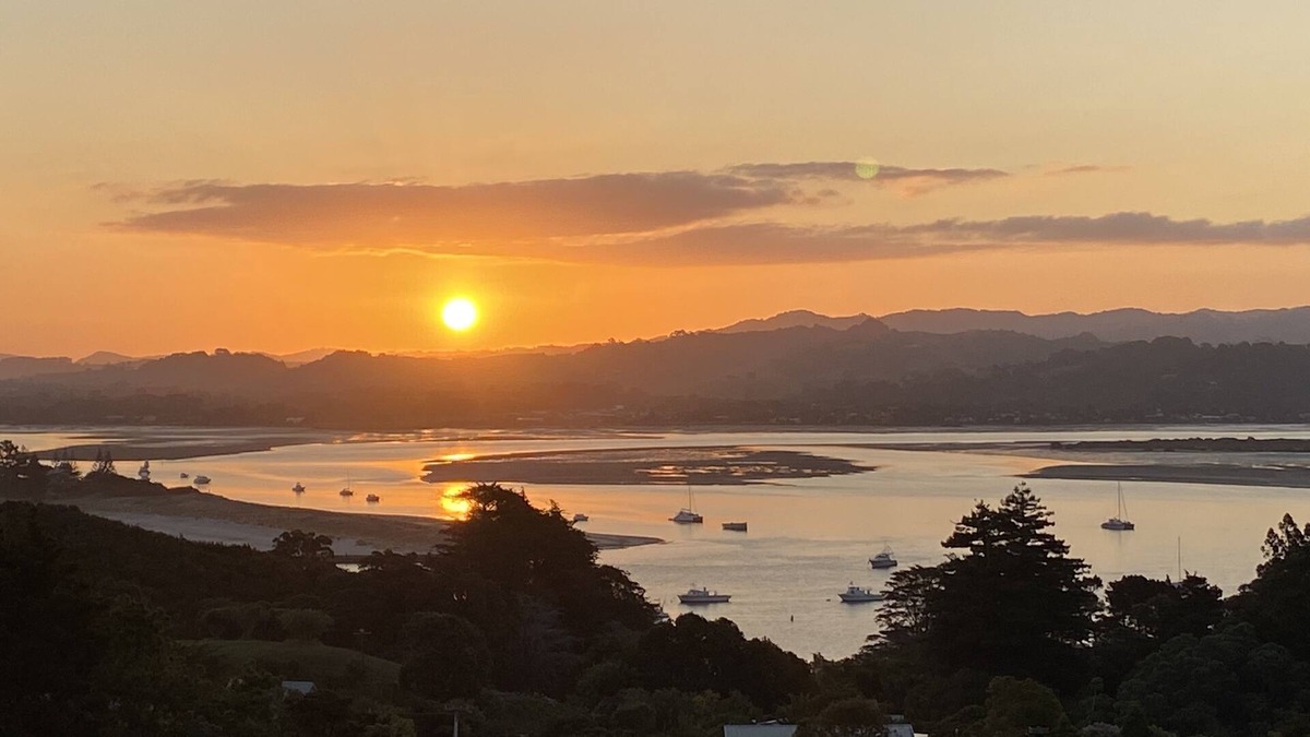 Mahurangi West House | Modern house with views in Ti Point