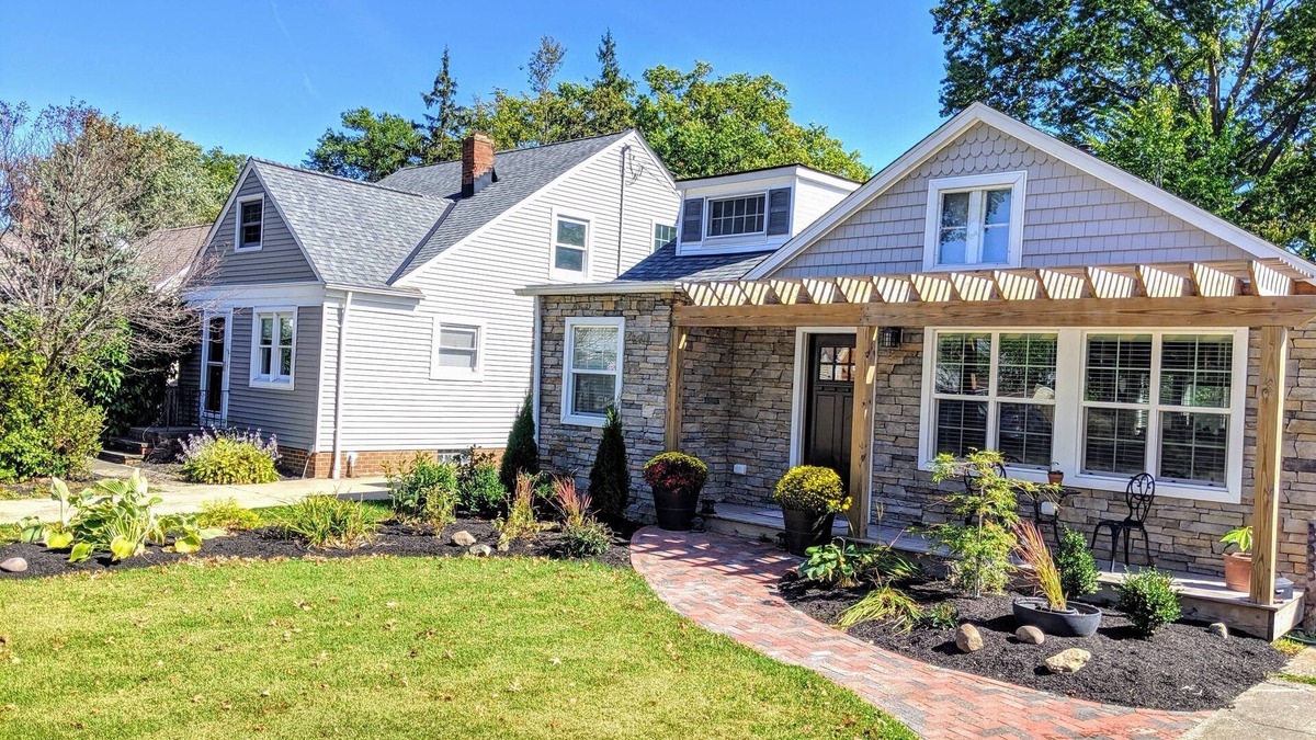Bay Village House | Modern industrial chic open concept home - 15 mins from Downtown
