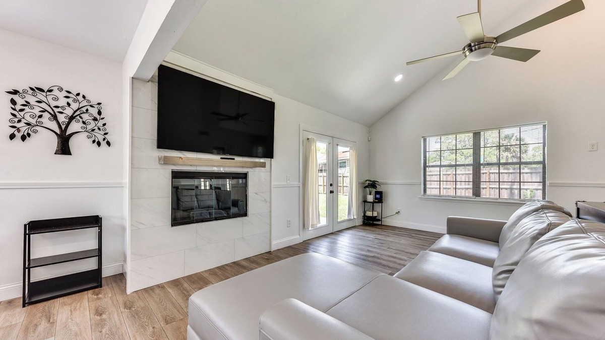 Northside House | Modern Jacksonville Home - Close to River!