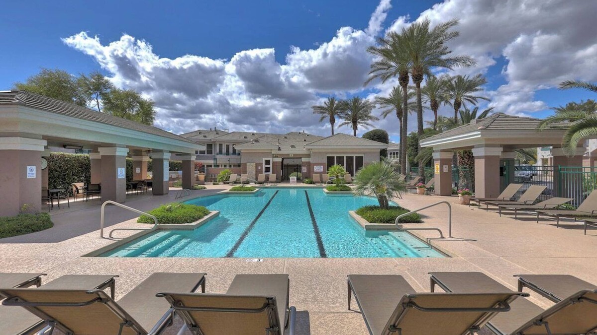 Kierland Condo | Modern Kierland Condo w/Shared Pool + Close to Dining and Shopping!