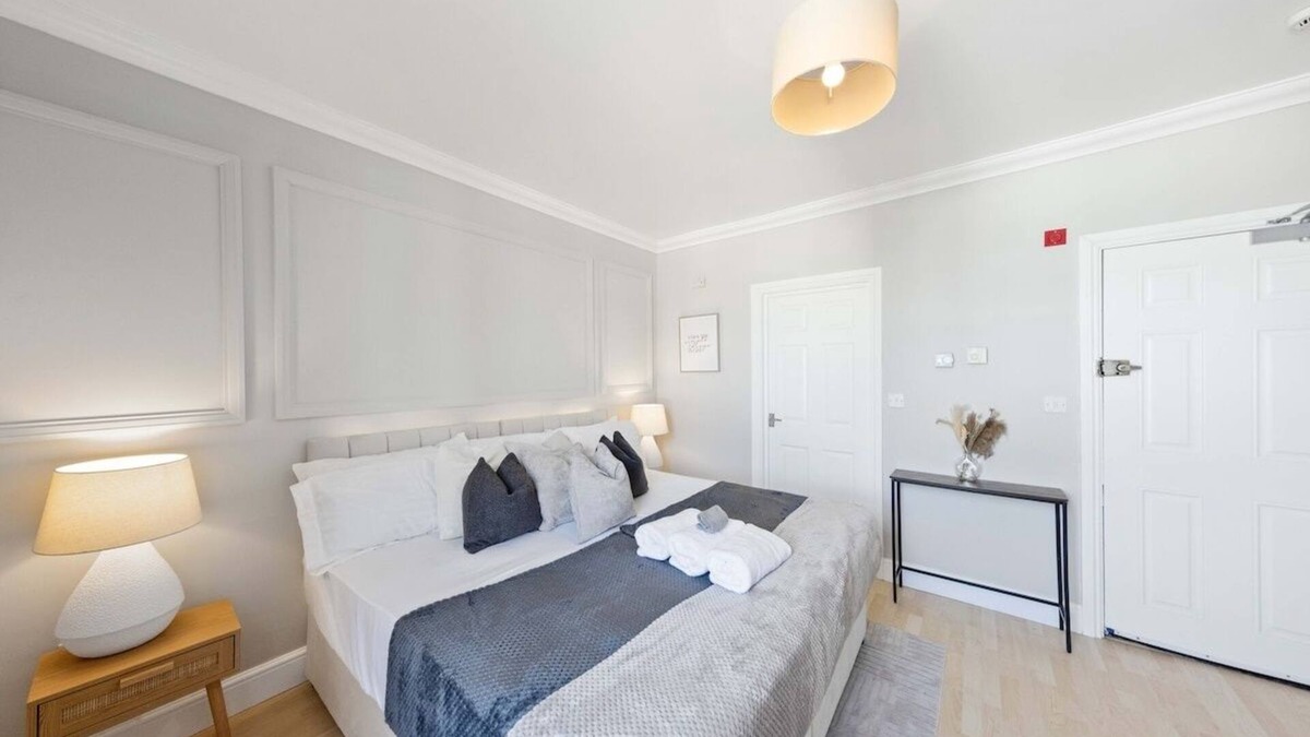 Gravesend Apartment | Modern King Bed WiFi Kitchen Perfect for Long Stay