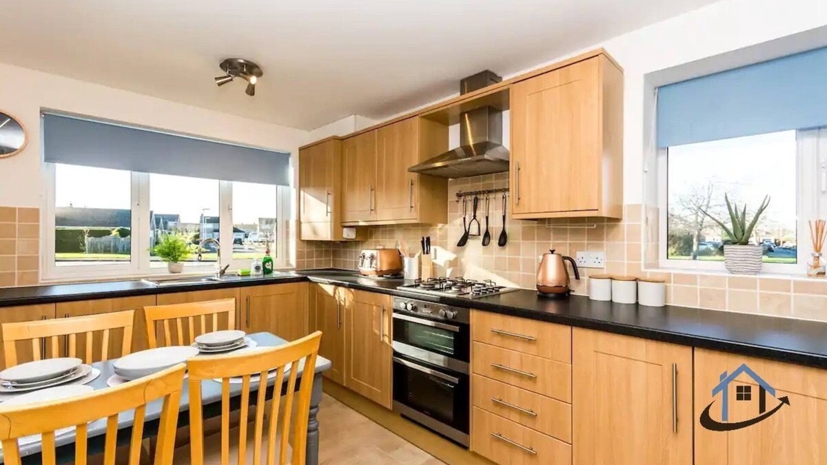 Swindon House | Modern, king beds, free parking, wifi, contractors