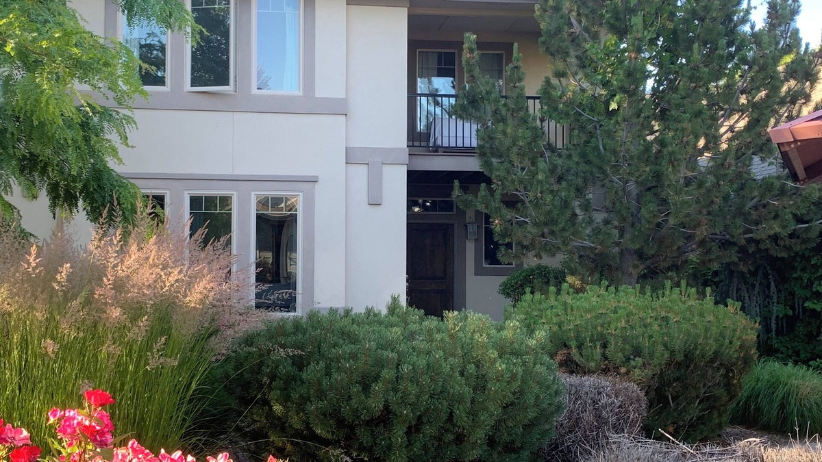 Meridian House | Modern, king beds, pools, parks, pet OK, 5 mins toYMCA ,Store and top golf