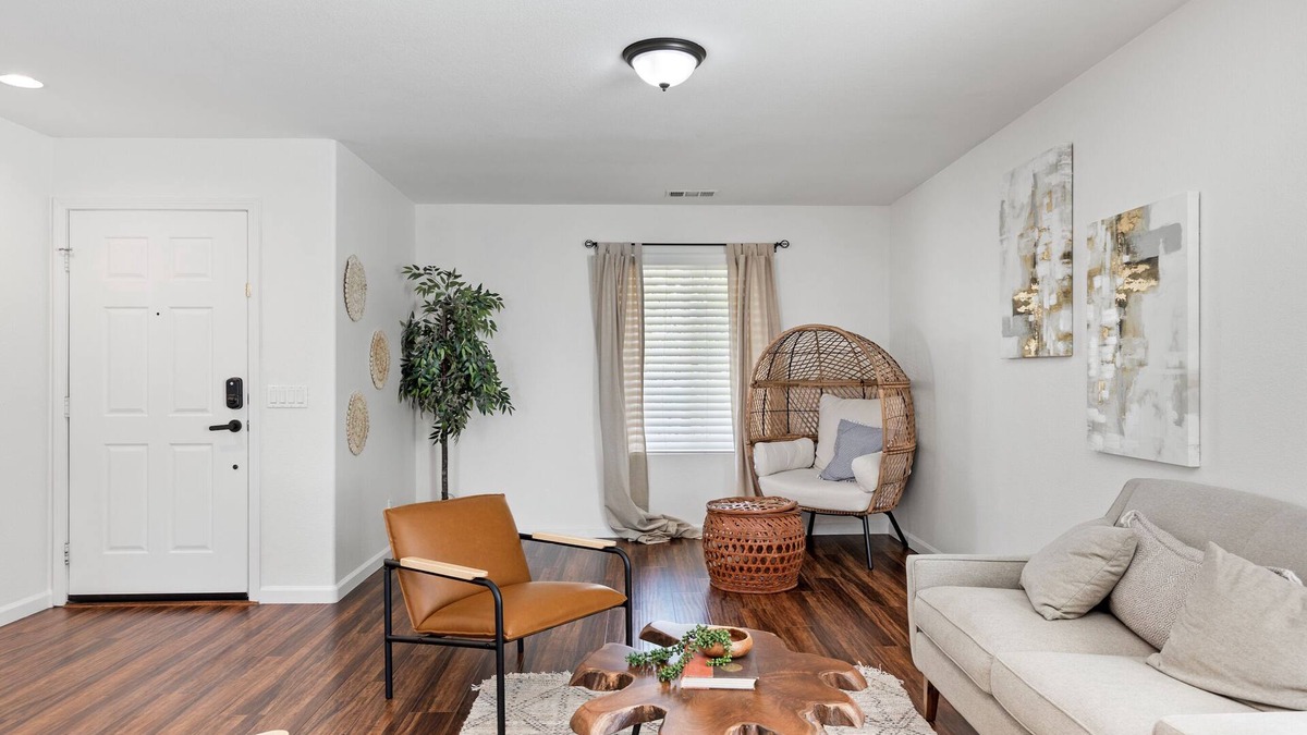Tehachapi House | Modern | King, Queens | Spacious w/Stocked Kitchen