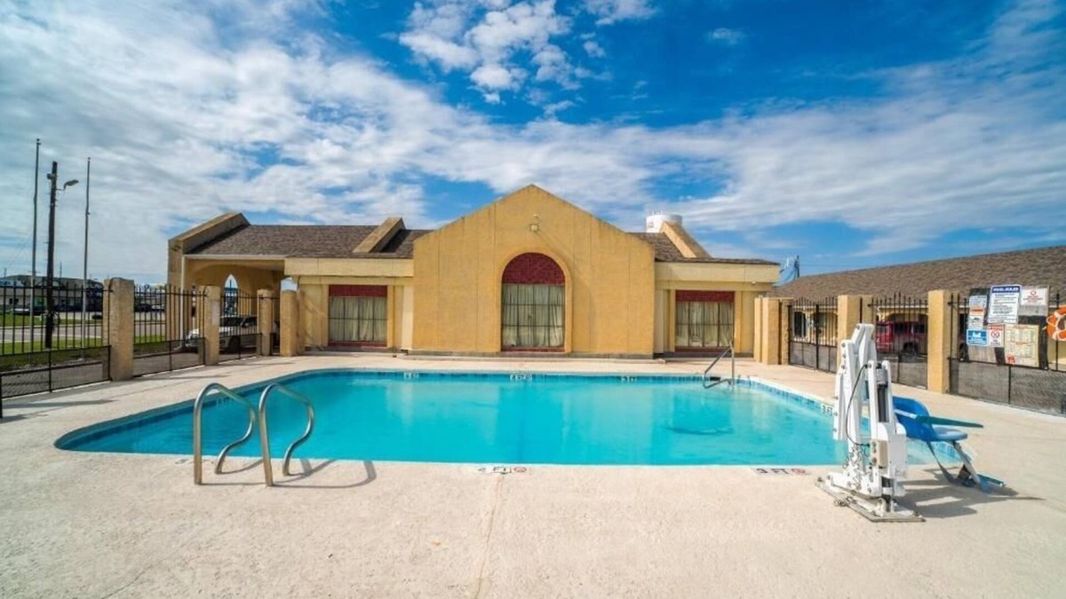 Aransas Pass Hotel | Modern King Room Near Aquarium + Free Parking, Pets Allowed